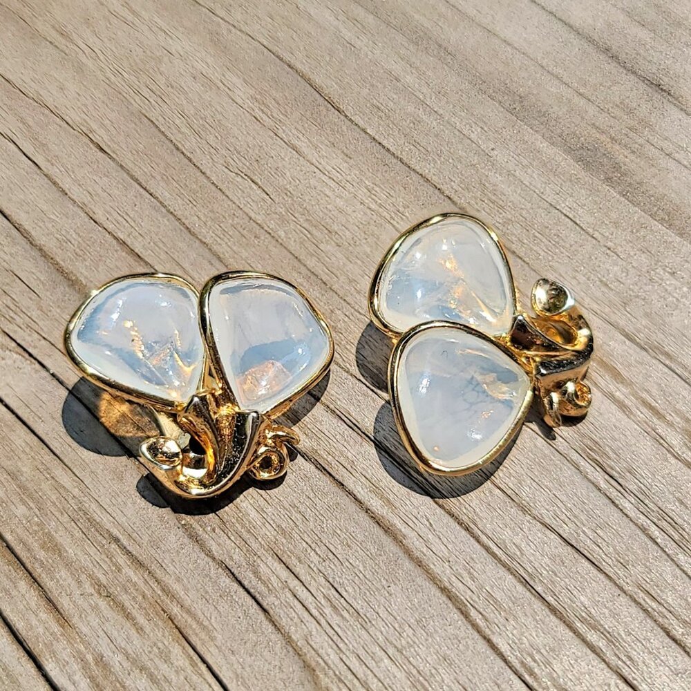 Vintage Crown Trifari Clip-On Earrings Gold Tone Iridescent Opaline Glass Petals - Picture 1 of 8